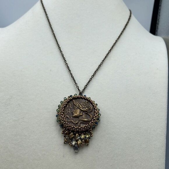 Vintage repurposed Artisan made necklace earrings set. - Picture 5 of 12